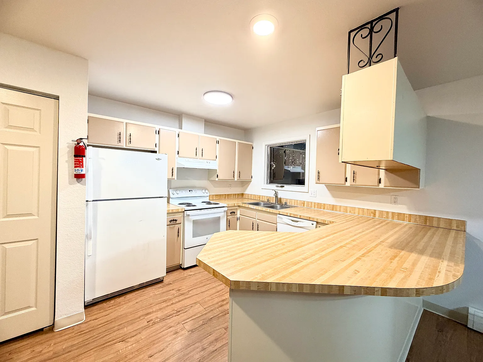 3 bed, 1420 sqft, $2,450 — Photo 2