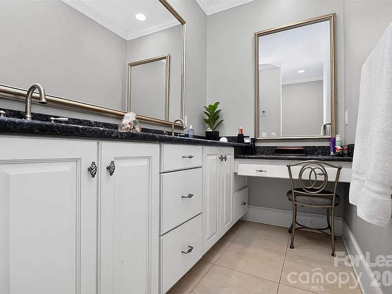 9704 Saddle Ave — Photo 11