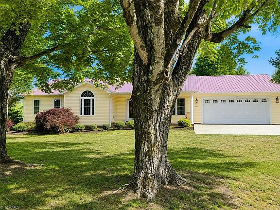 2nd image of 858 George Murphy Rd