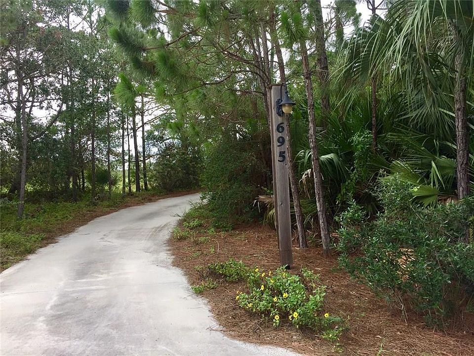 1st image of 695 NE Savanna Vis