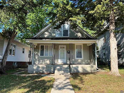 1605 SW Clay St Photo 1