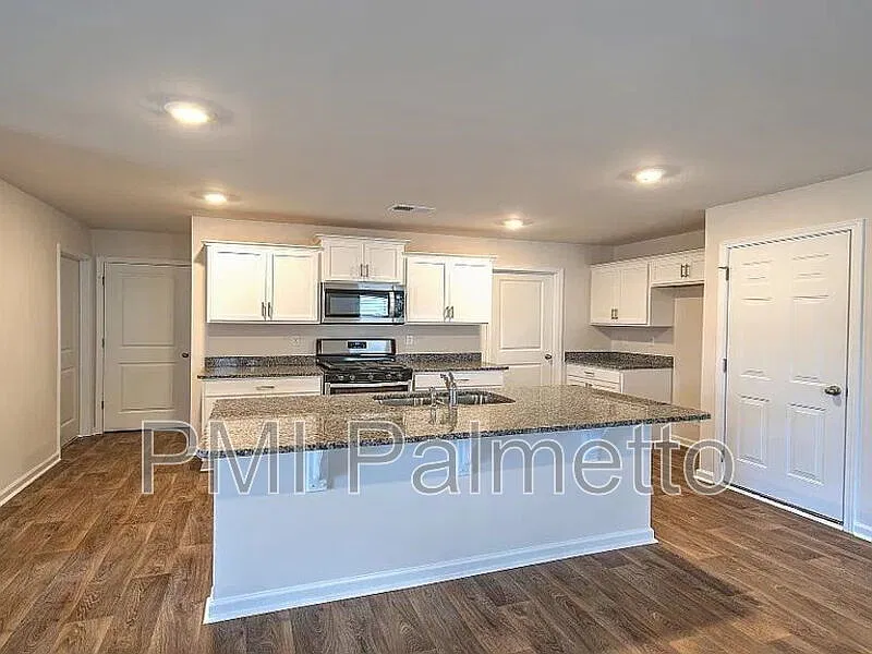 5 bed, 2.5 bath, 2368 sqft, $2,400 — Photo 4