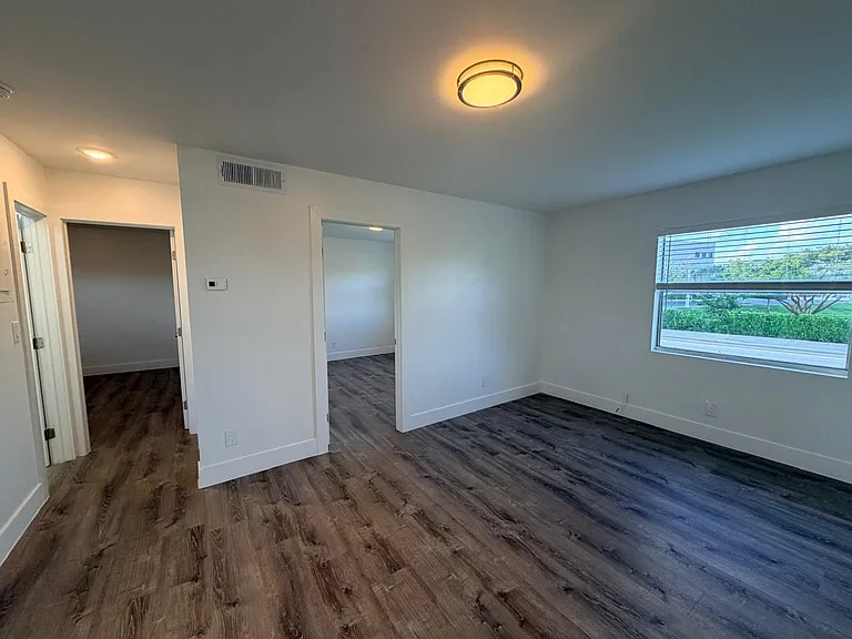 5841 SW 36th Ct — Photo 5
