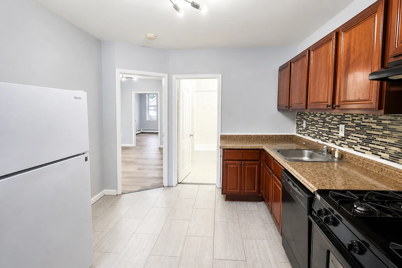 3 bed, 1000 sqft, $2,500 — Photo 2
