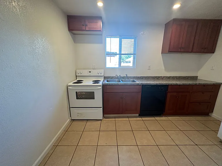 918 1/2 Santa Fe Ave — Photo 7