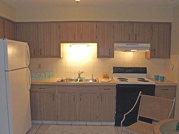 3rd image of 4375 Tahitian Gardens Cir APT E