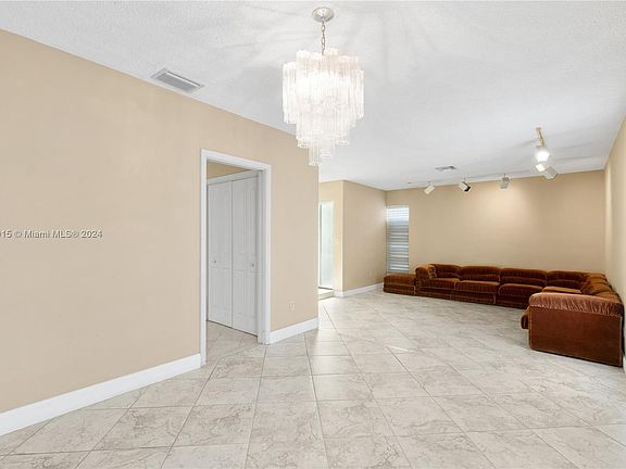 4th image of 1109 Biarritz Dr