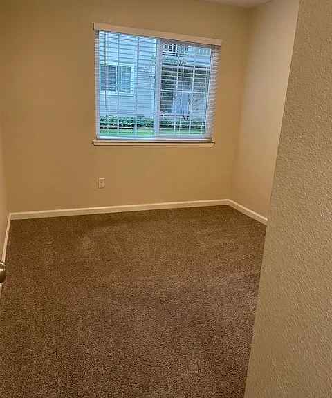 Redwood Grove Apartments — Photo 15