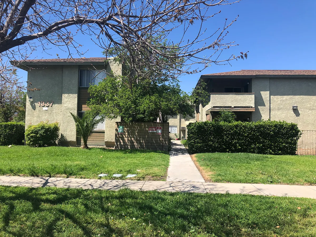 Building Photo - 1341 E 9th St #5