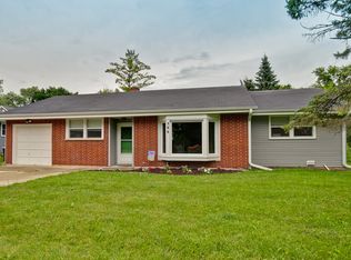 105 Hawthorne Dr, Lindenhurst, IL 60046