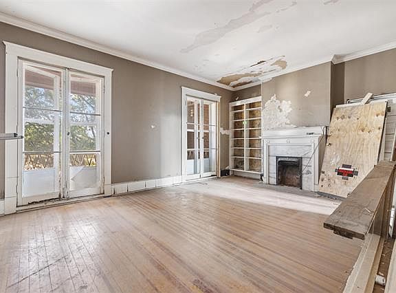 4th image of 610 Broadway St Units 200 & 300