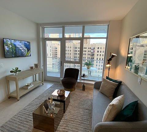 2nd image of 825 S Olive St #702