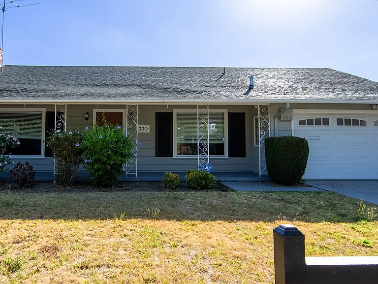 330 Beverly Ave — Photo 9