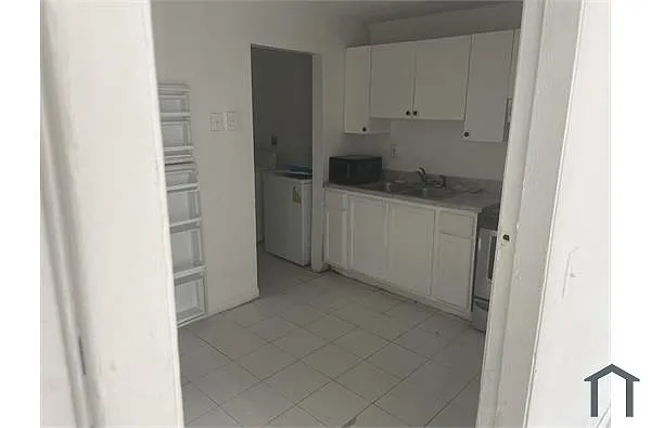 Building Photo - 5601 NW 28th St #3