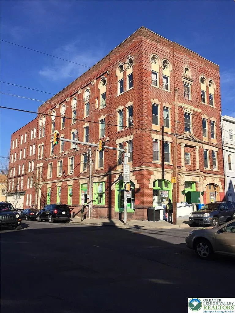 2 bed, 1.0 bath, 900 sqft, $1,250 — Photo 1