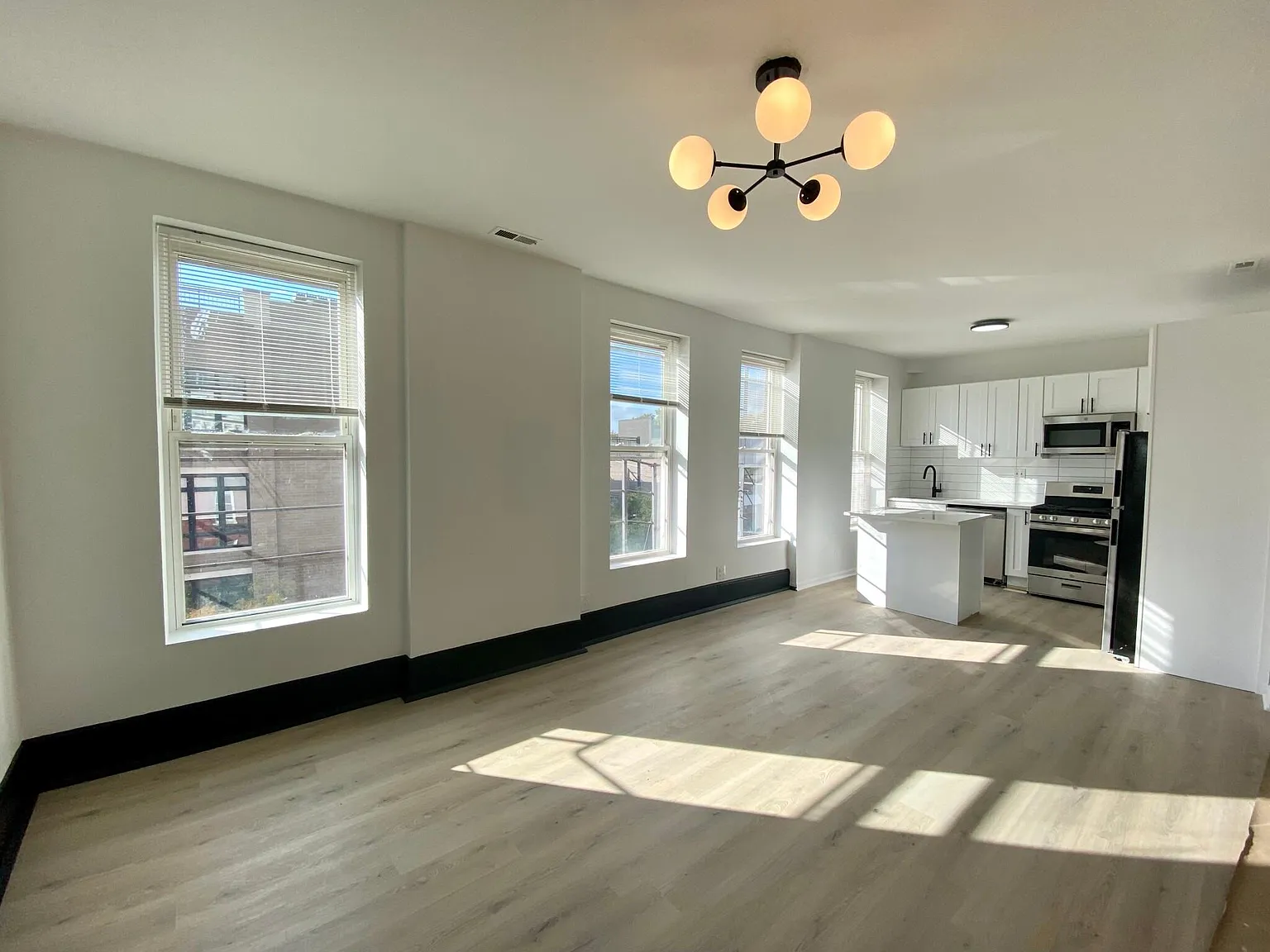 1670 W Division St — Photo 1