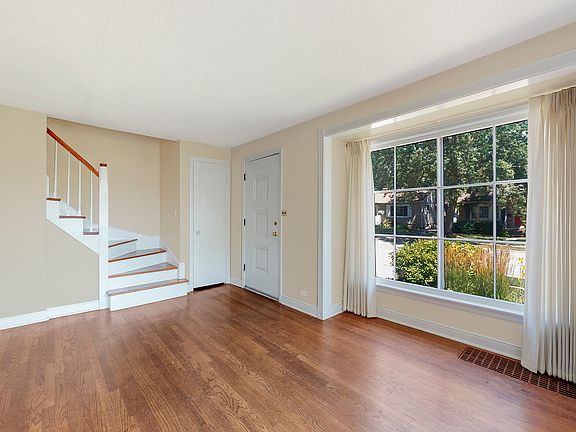 3rd image of 310 N Prairie Ave
