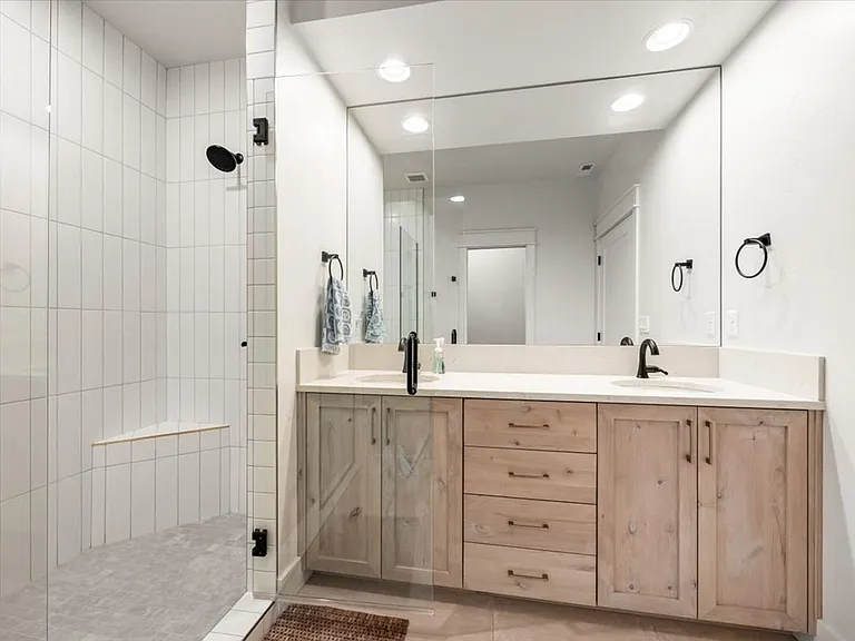 555 S Proctor Ln — Photo 24
