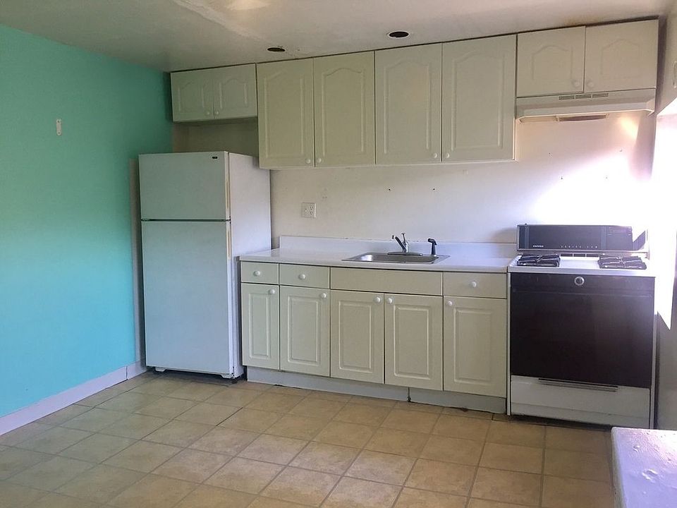 2nd image of 81 Woodhull St APT 3