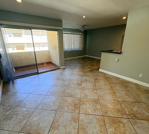 4th image of 5328 Newcastle Ave