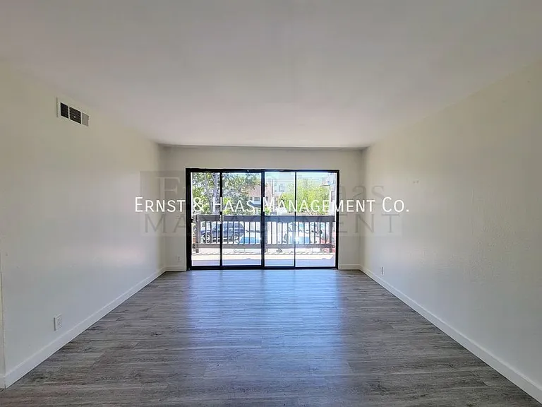 411 W 4th St #3 — Photo 5