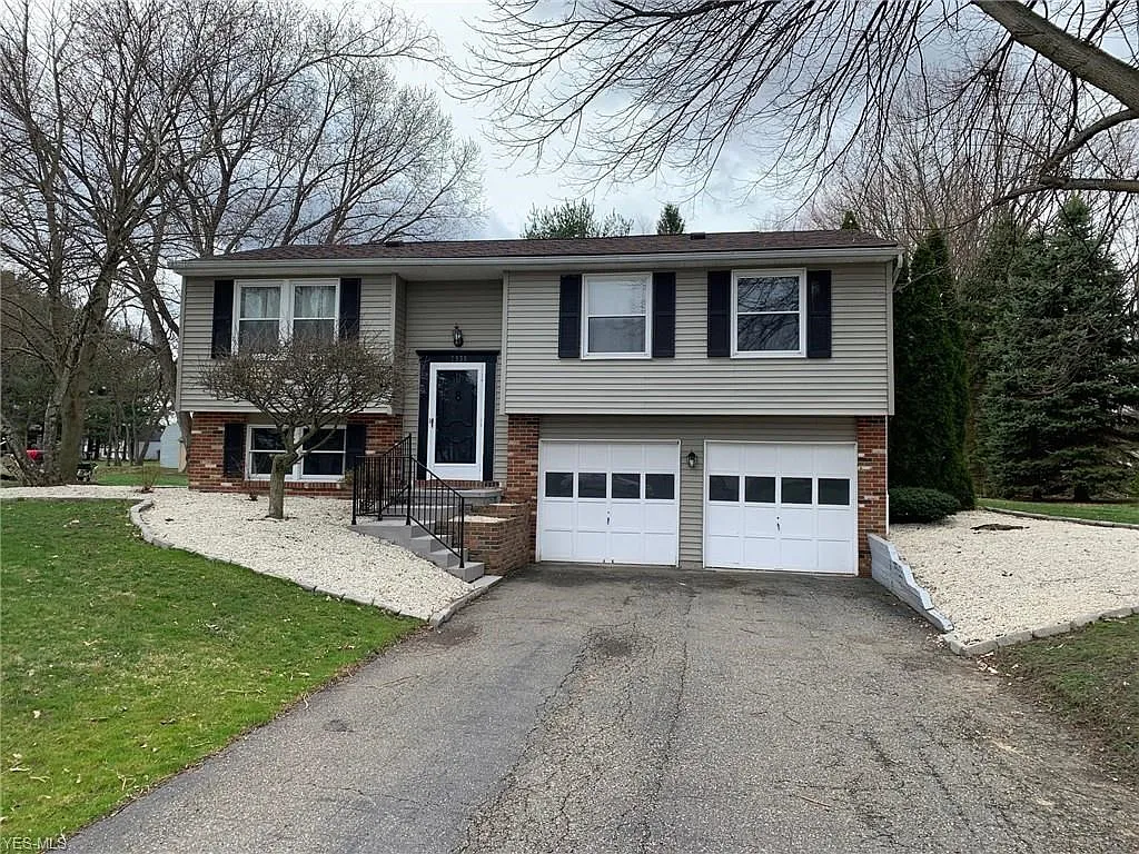 7936 Raglan Dr NE photo 1