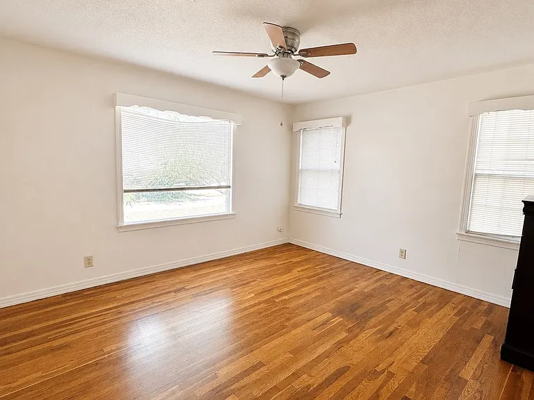 1206 E 11th Pl — Photo 8