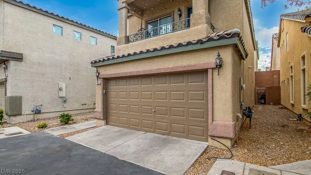 3 bed, 2.5 bath, 1560 sqft, $2,200 — Photo 2