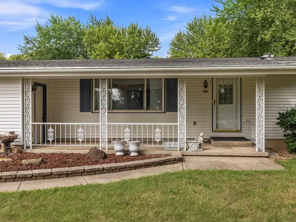 943 N Oakwood Rd, Oshkosh, WI 54904