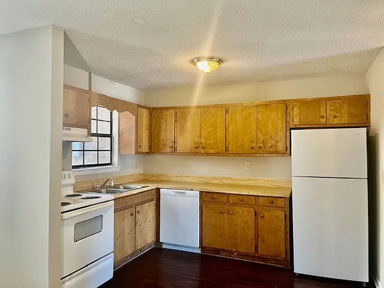 213 Chateau Dr SE — Photo 2
