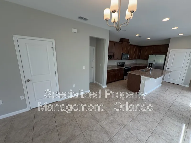 4 bed, 2.0 bath, 1854 sqft, $2,595 — Photo 3
