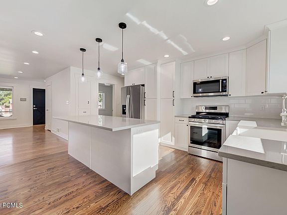 4th image of 3507 S Plaza Way