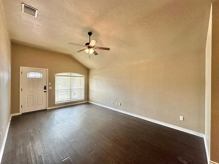 302 Sladecek Dr — Photo 4