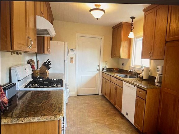 5th image of 2192 Francis Ave