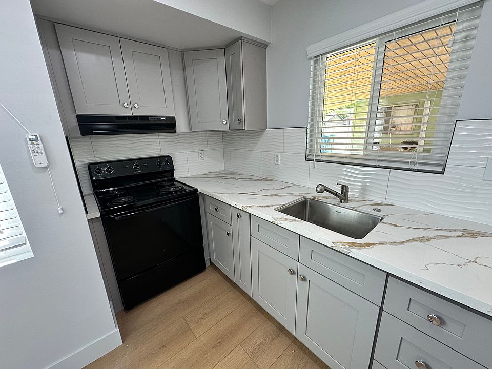 Kitchen with Stove included