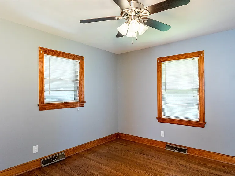 300 Tyson Ave — Photo 16