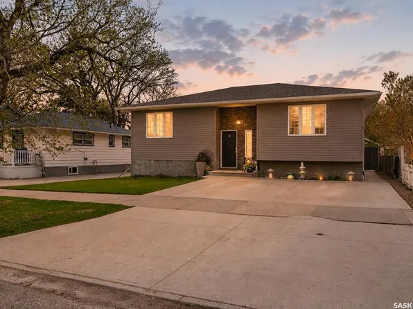 1048 6th AVENUE NW, Moose Jaw, SK S6H 4A4