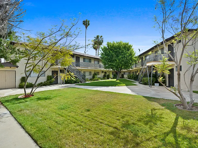Suzanne Apartments — Photo 2