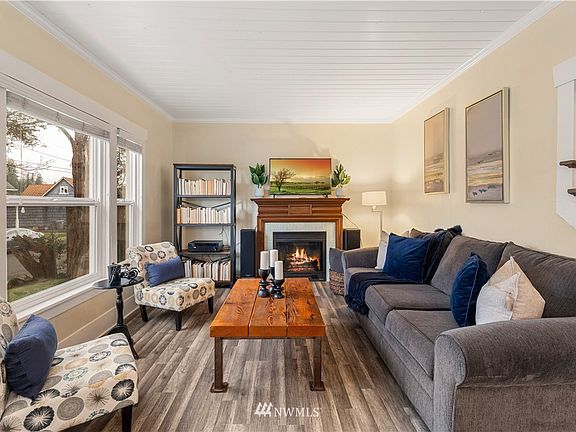 4th image of 723 W Marcy Ave