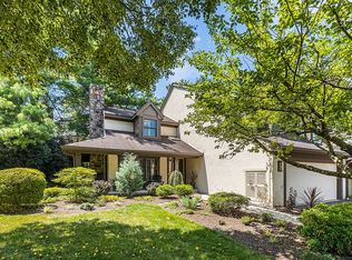 215 Springhouse Pond Dr, Chesterbrook, PA 19087