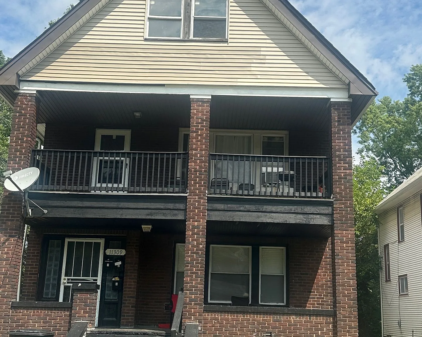 Nice Cossey third floor unit — Photo 1