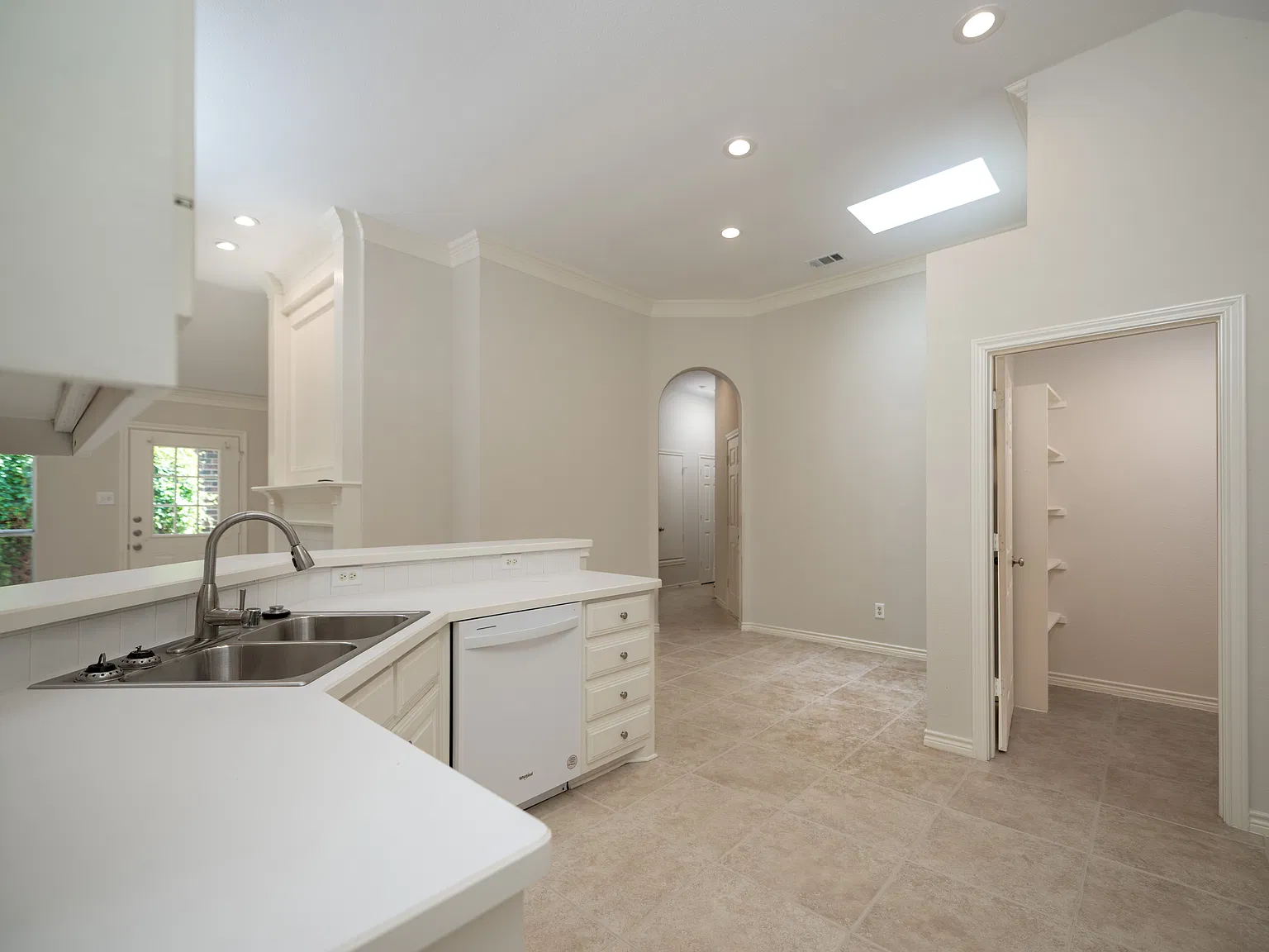 3 bed, 1726 sqft, $2,895 — Photo 4