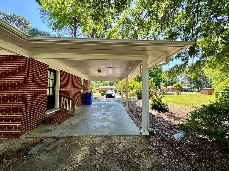 102 N Clarendon Dr — Photo 32