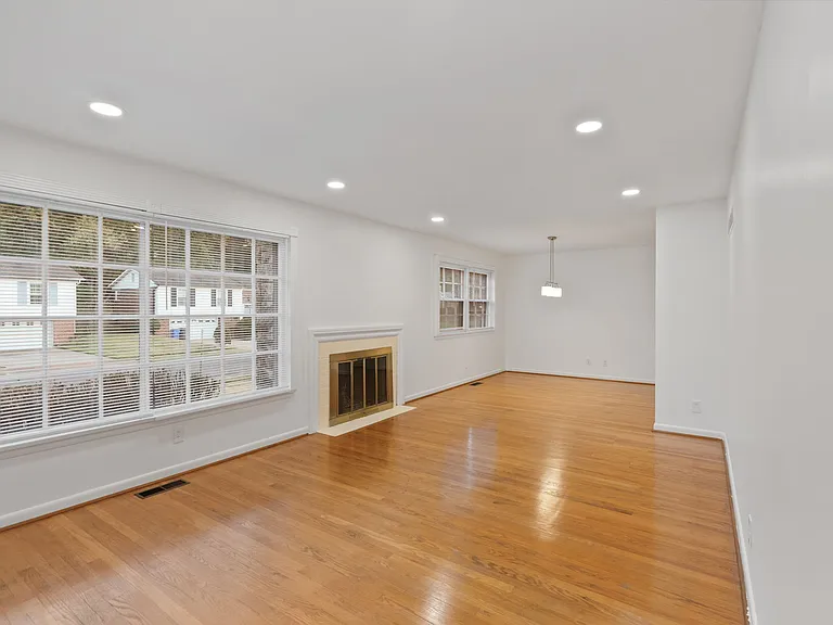1555 Zurich Dr — Photo 9