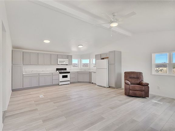 4th image of 127 Clear View Dr