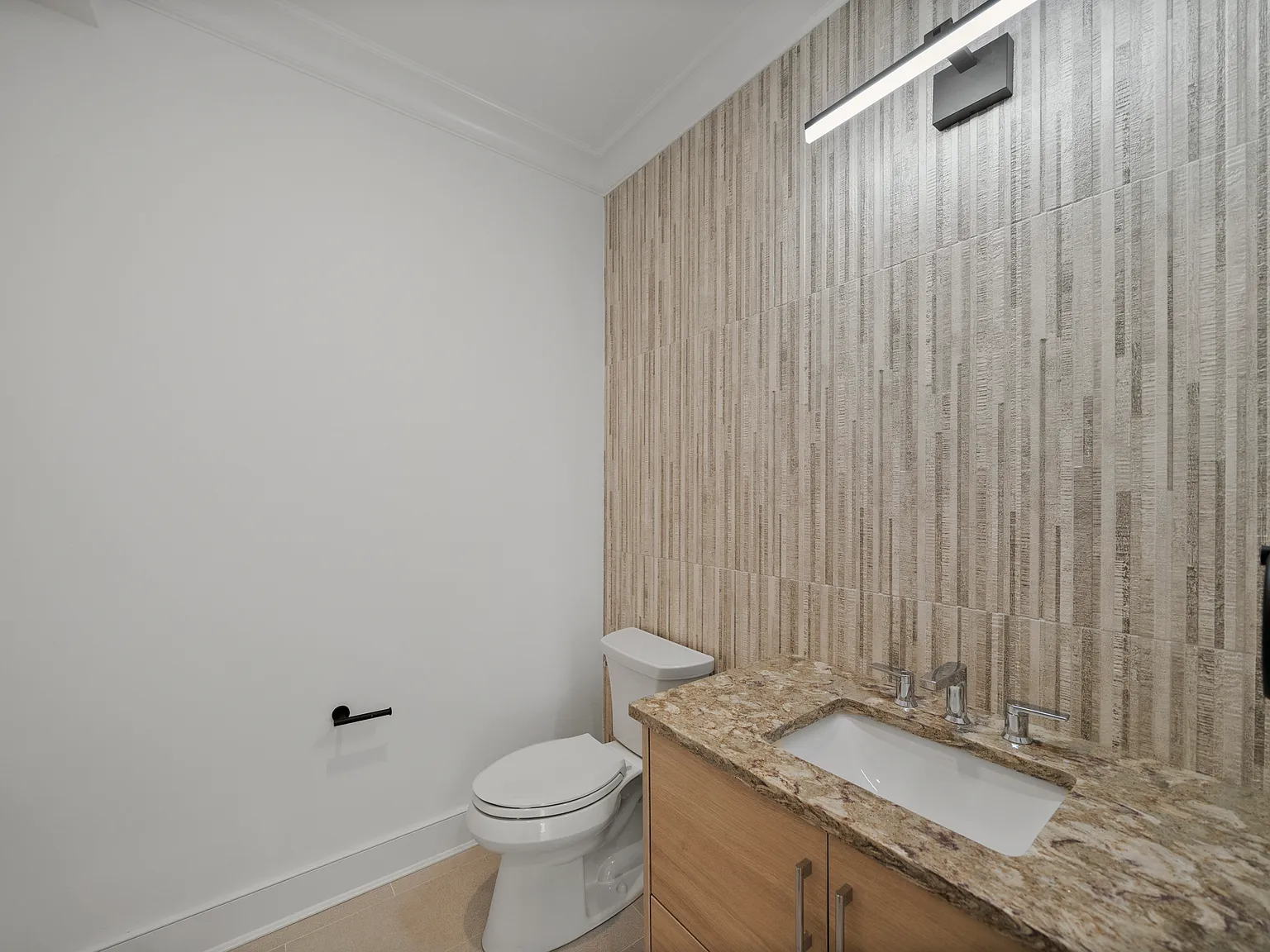4 bed, 4.5 bath, 2400 sqft, $8,000 — Photo 2