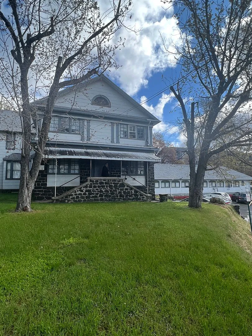 625 NE Maiden Lane — Photo 1