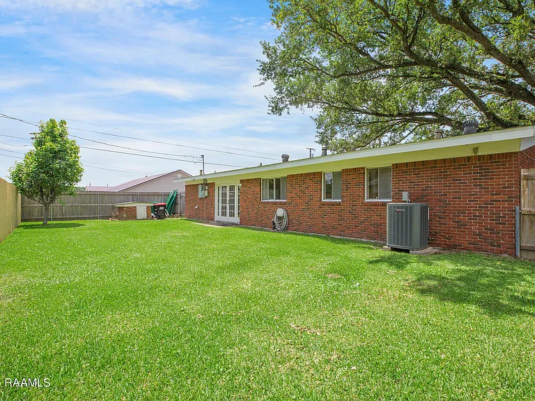 100 Maple Dr — Photo 14