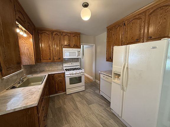 4th image of 1316 Arbutus Ave