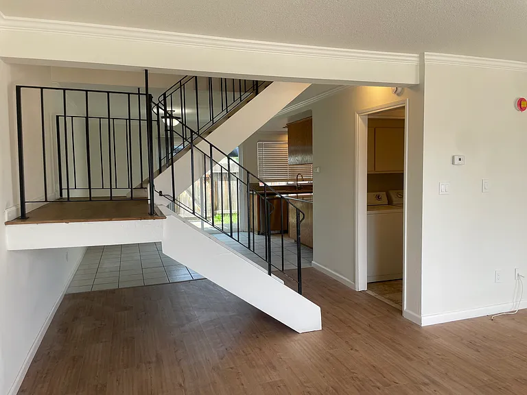4066 Weymouth Ln — Photo 4